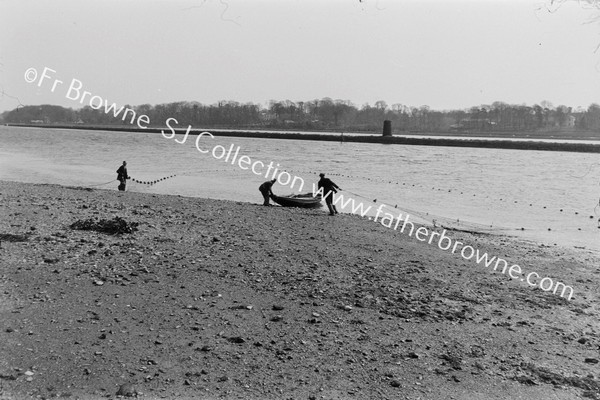 FISHERMAN ON BOYNE  HAULING IN THE NETS